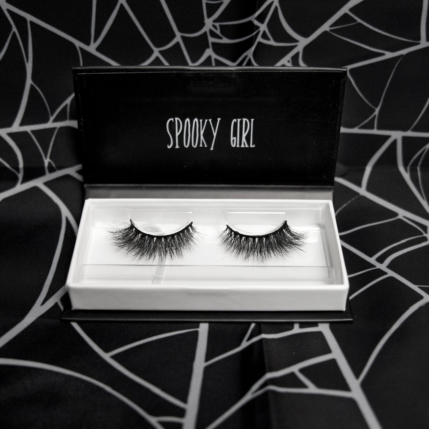 SPOOKY GIRL LASHES